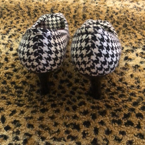 Madden Girl Houndstooth black heels π red insides size 7 1/2 - Picture 3 of 8